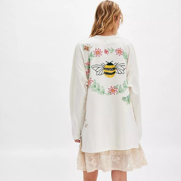 We The Free Never Leaf Me Tee 🐝 - Picture 2 of 5